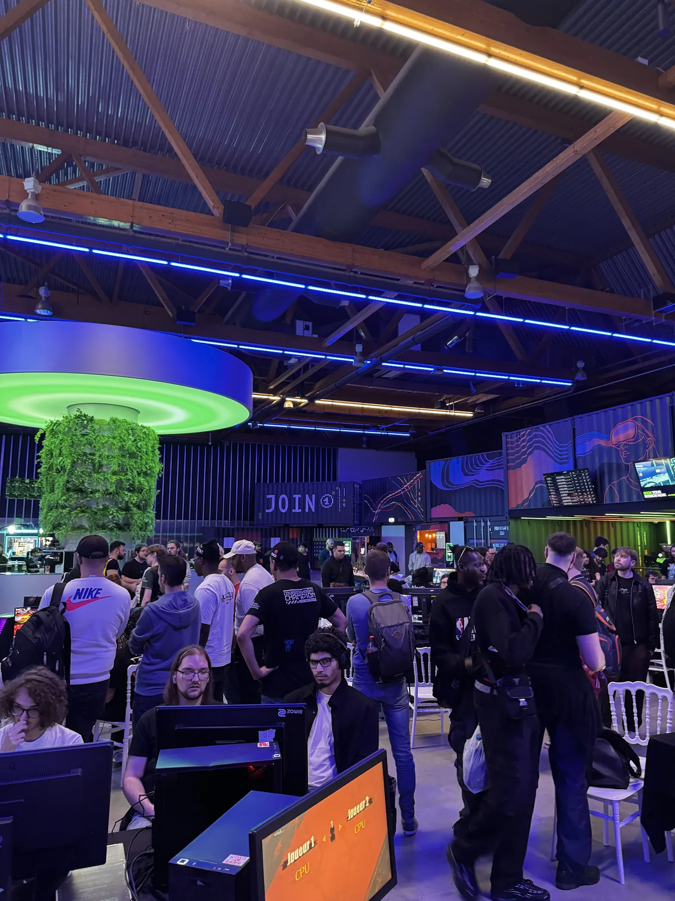 La salle animée du BX Dojo #2 entre les matchs et les setups