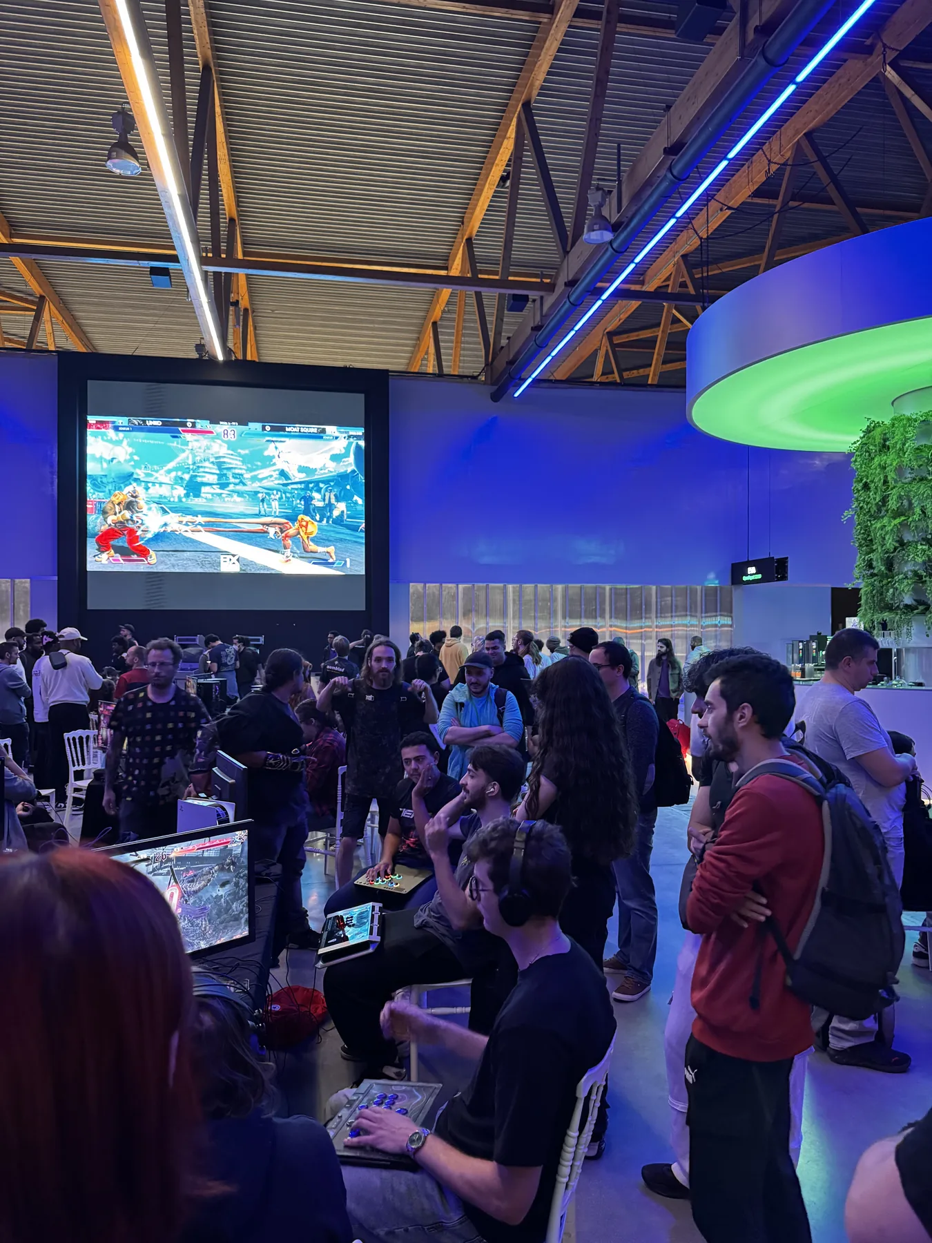 La communauté suit un match de Street Fighter 6 sur le grand écran du BX Dojo #2