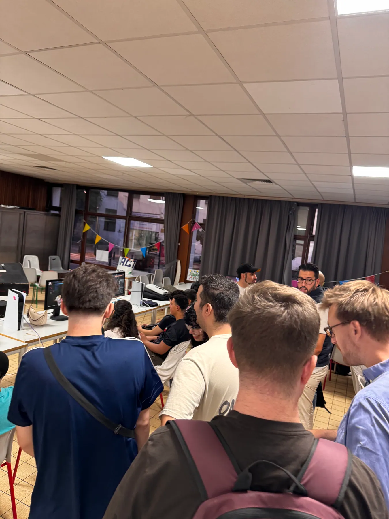 La salle de la Comeback Session pleine de joueurs autour des setups
