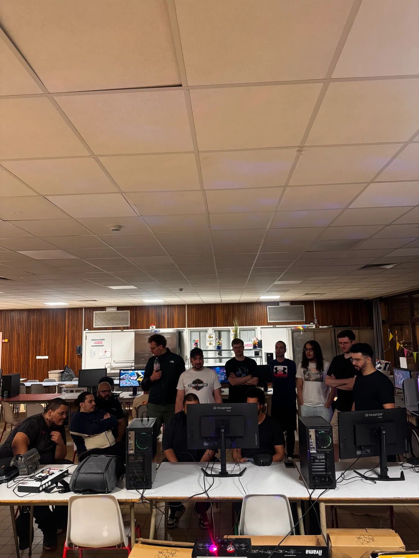 The community gathered around the setups during a Hadokamp session